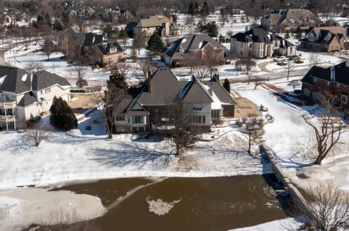 6972 Fieldstone Dr, Willowbrook IL  60527-6969 exterior