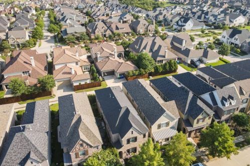 2253 Longwood Dr, Carrollton TX 75010-4912 exterior