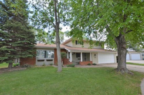 1510 Cedar Dr, Aberdeen, SD 57401-1120
