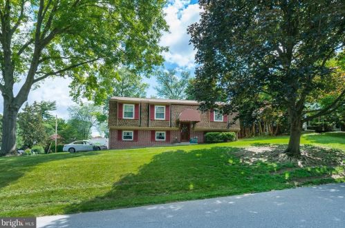 303 Devon Dr, Lancaster PA  17603-4609 exterior