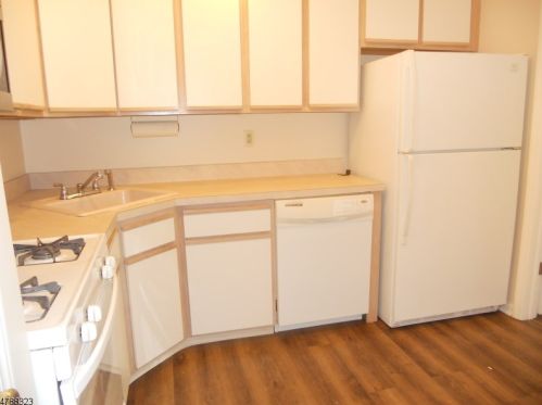 88 Crestview Ln, Mount Arlington, NJ 07856-1395