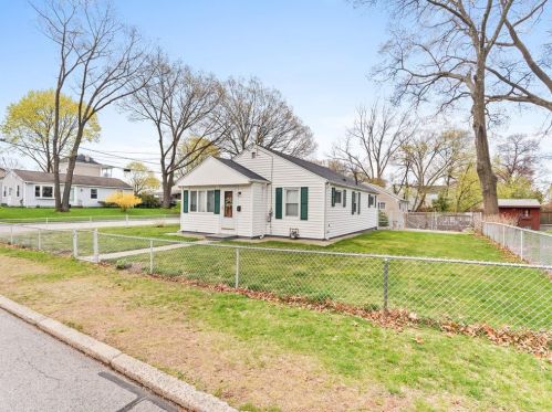7 Almond St, Lincoln, RI 02865-3201