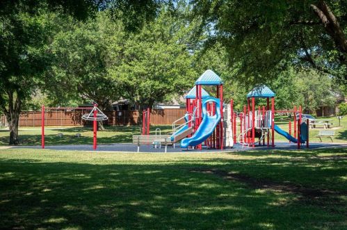 1917 Middle Gln Dr, Carrollton TX 75007-2418 exterior