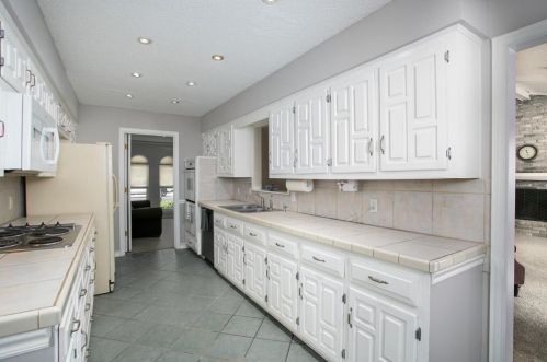 2702 Peach Tree Dr, Carrollton TX 75006-4735 exterior