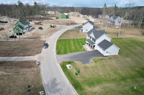 34 Daniel Rd, Derry NH  03038 exterior