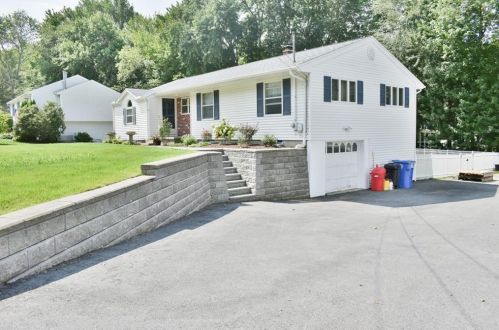 9 Hickory Ln, Lincoln, RI 02865-3709
