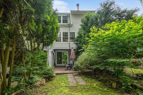 20 Rising Trail Dr, Middletown CT  06457-1670 exterior