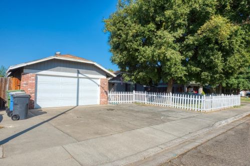 1094 Amberwood Ln, Turlock, CA 95380-5950