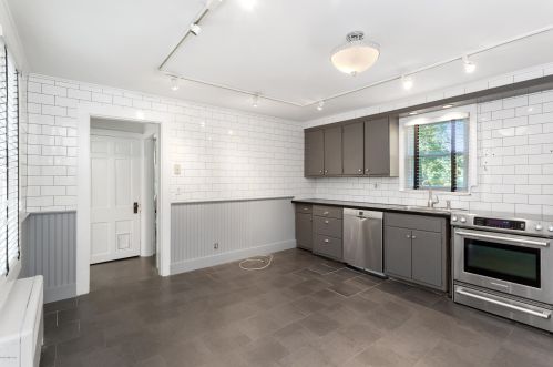 33 Parsonage Rd, Greenwich CT  06830-3955 exterior