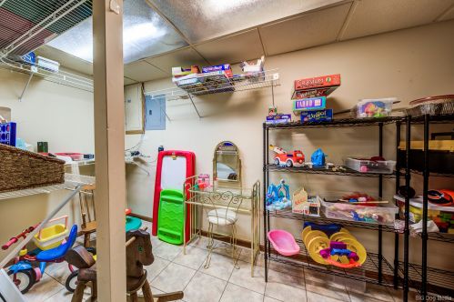 331 Ridgemoor Dr, Willowbrook IL  60527-5419 exterior