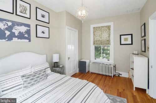 220 Washington Ave, Tavistock NJ 08033-3323 exterior