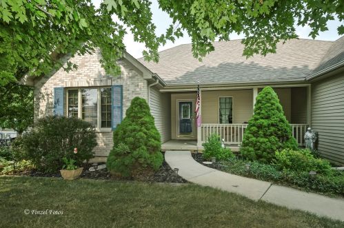 3740 White Tail Dr, Bull Valley, IL 60097-8178