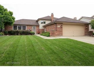 7812 Mayfair Ln, Oak Brook, IL 60561-4864