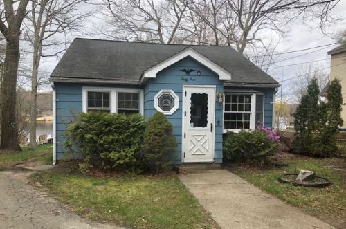 65 Shore Dr, Providence, RI 02919-2936