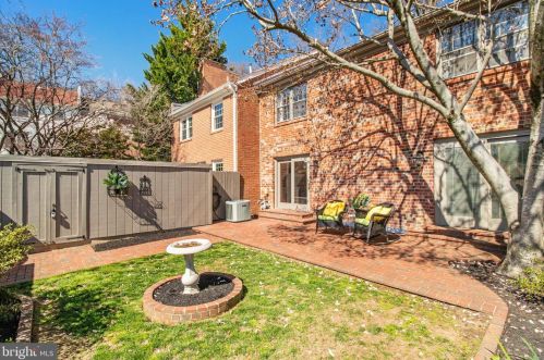 5940 Queenston St, Springfield VA  22152-1731 exterior