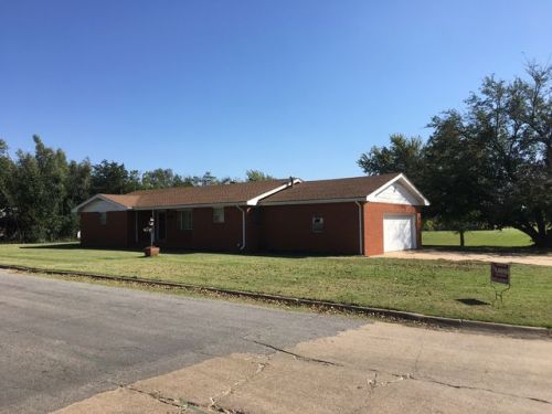 220 Pine St, Fairview, OK 73737-2422