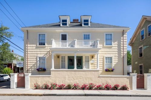 37 Elm St, Middletown, RI 02840-2431