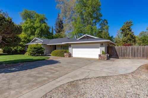 204 Estates Dr, Chico, CA 95928-7404