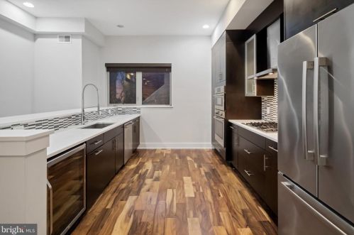 154 Front St, Philadelphia PA  19106-0020 exterior