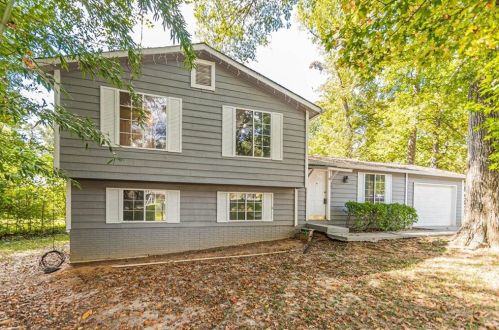 806 Houndstooth Trl, Lilburn, GA 30047-4812