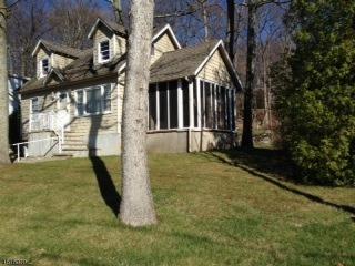 346 Maxim Dr, Hopatcong, NJ 07843-1963