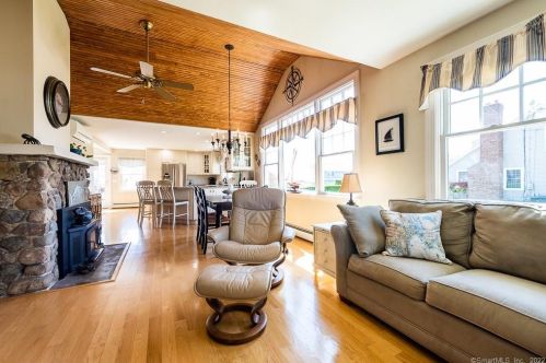 15 Lee Rd, Niantic, CT 06357-2137