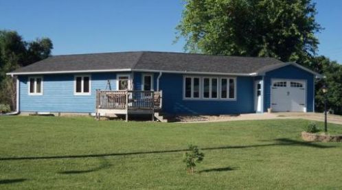 512 4th St, Hills, MN 56138-1017
