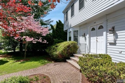 836 Hennigar Pl, Oradell, NJ 07649-1921