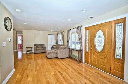6017 Peck Ave, Burr Ridge, IL 60525