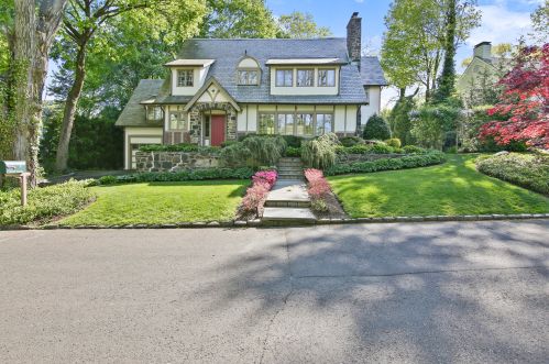 6 Glen Ct, Greenwich CT  06830-4505 exterior