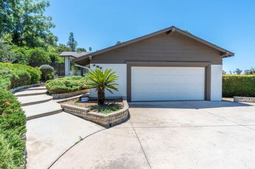 121 Rockhill Rd, Vista, CA 92084-5815