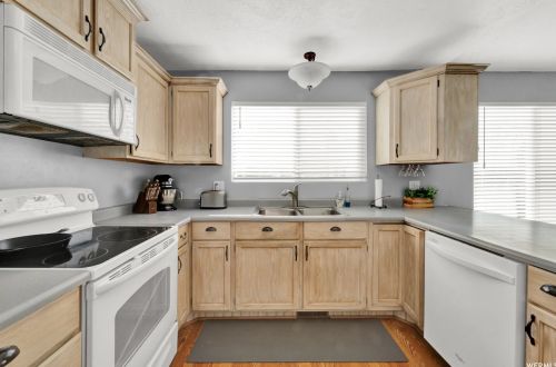 1367 Little Crk Dr, Taylorsville UT 84088-6544 exterior