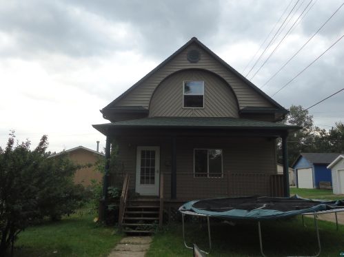 13 3rd St, Chisholm, MN 55719-1671