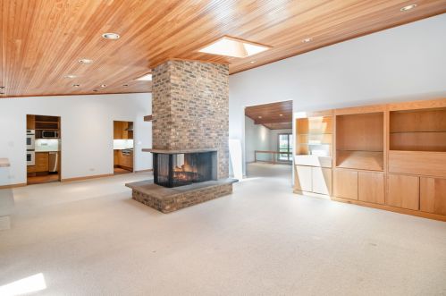 640 Sunset Dr, Naperville, IL 60540-6631