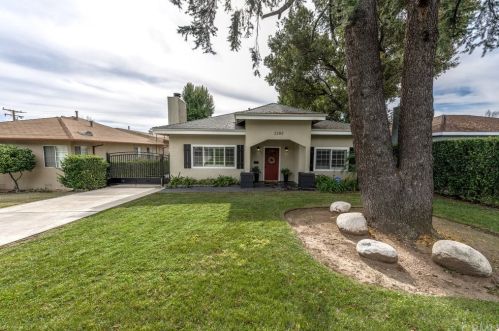 2282 New York Dr, Altadena, CA 91001-3433