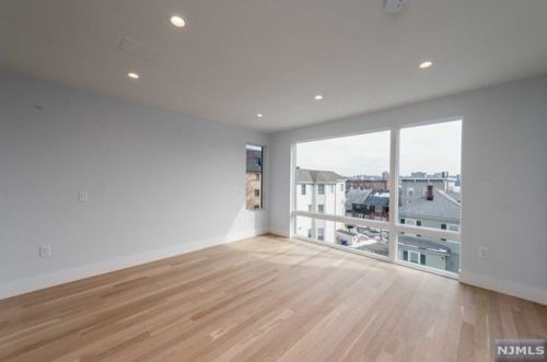 391 Undercliff Ave, Edgewater NJ  07020-1216 exterior