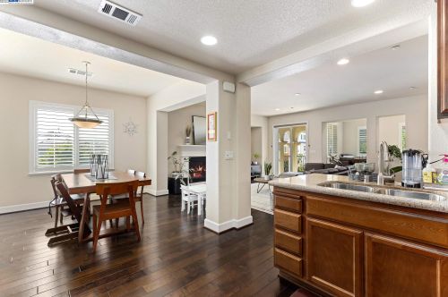 525 Selby Ln, Livermore, CA 94551-6375