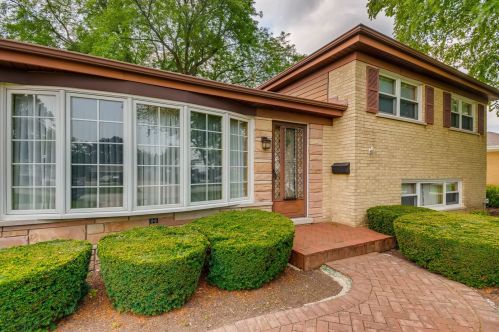 1713 Estates Dr, Mount Prospect, IL 60056-3517