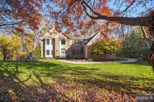 19 Whispering Pines Dr, Mahwah, NJ 07430-2029