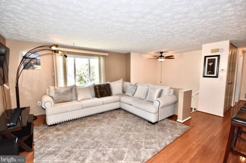 8281 Raindrop Way, Springfield, VA 22153-3810