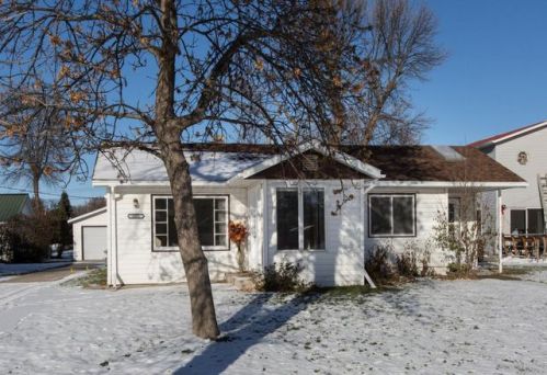 1051 1st St, Casselton, ND 58012-3405