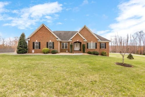 21 Revolution Rd, Wirtz, VA 24184-2419