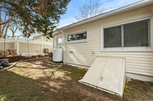 6 Center St, Niantic CT  06357-2658 exterior