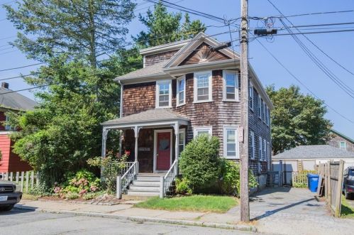 15 Earl Ave, Middletown, RI 02840-4021