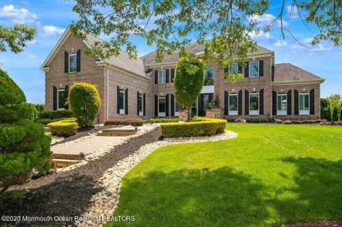 15 Pegasus Dr, Tinton Falls, NJ 07724-2873