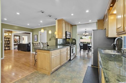 1048 Eilinita Ave, Glendale CA  91208-1130 exterior