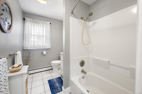 230 Bloomingdale Rd, Quaker Hill CT  06375-1337 exterior