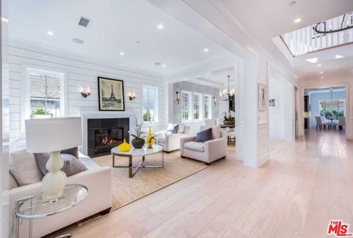 15741 Addison St, Van Nuys, CA 91436-1516