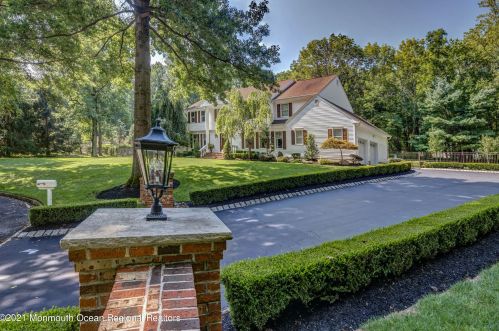13 Delwood Dr, Holmdel Village, NJ 07733-2071