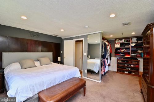 8513 Fairburn Dr, Springfield VA  22152-3225 exterior